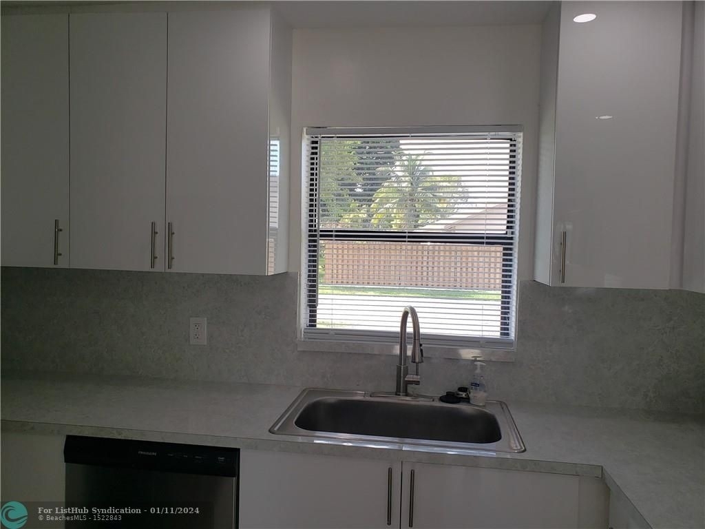 4520 Nw 94th   Ter - Photo 10