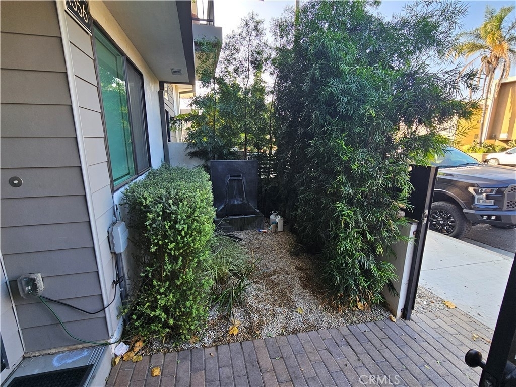 1356 N Fairfax Avenue - Photo 4