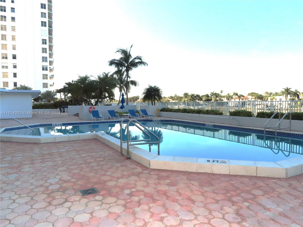 5700 Collins Ave - Photo 8