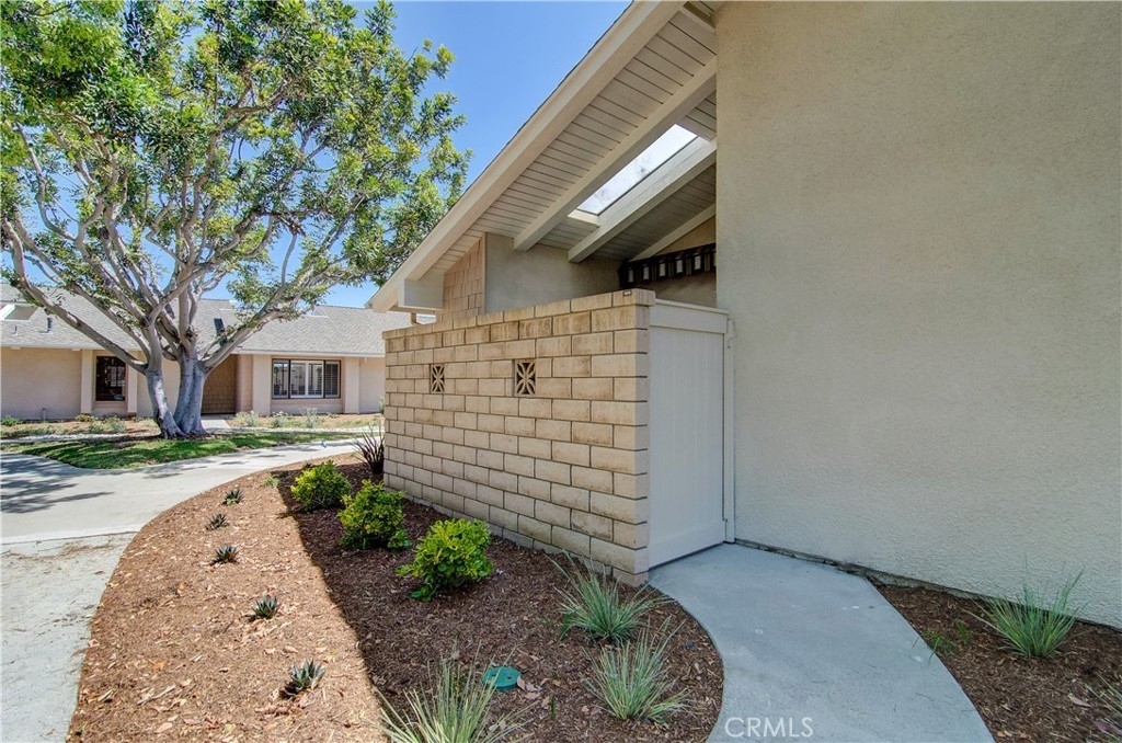 8566 Fallbrook Circle - Photo 2