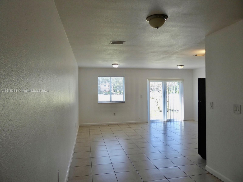 1540 Nw 45th St - Photo 2