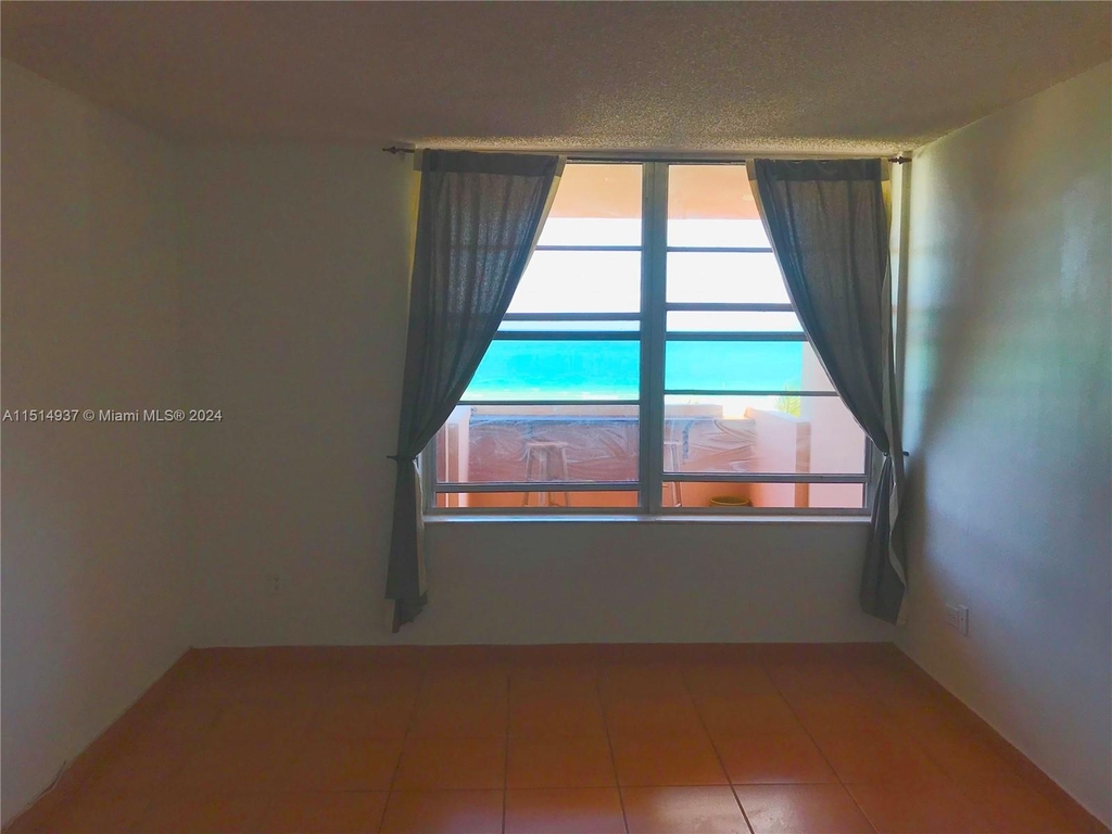 2899 Collins Ave - Photo 4