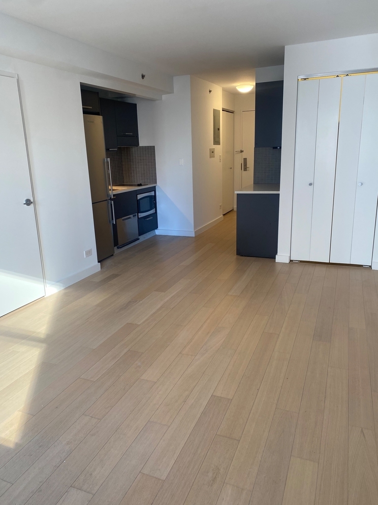East 39th street - Photo 1