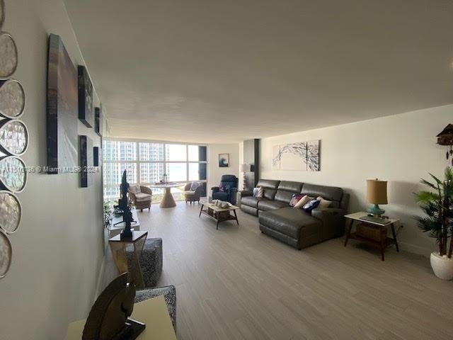 6423 Collins Ave - Photo 4