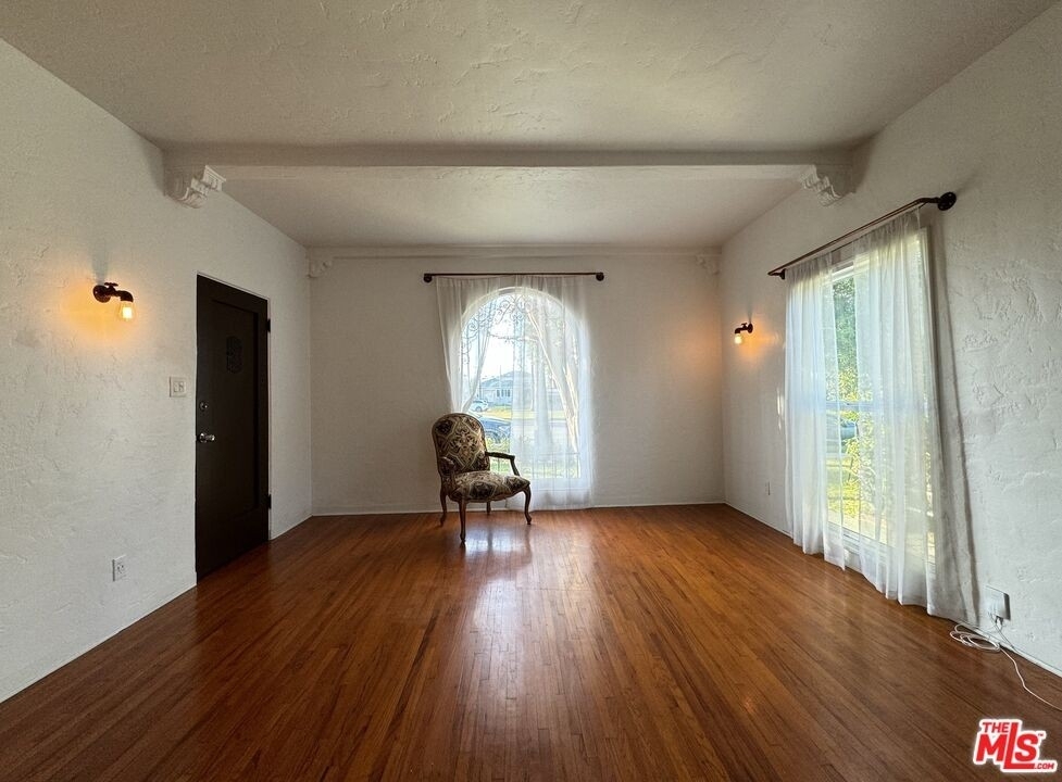 645 W Glenoaks Blvd - Photo 2