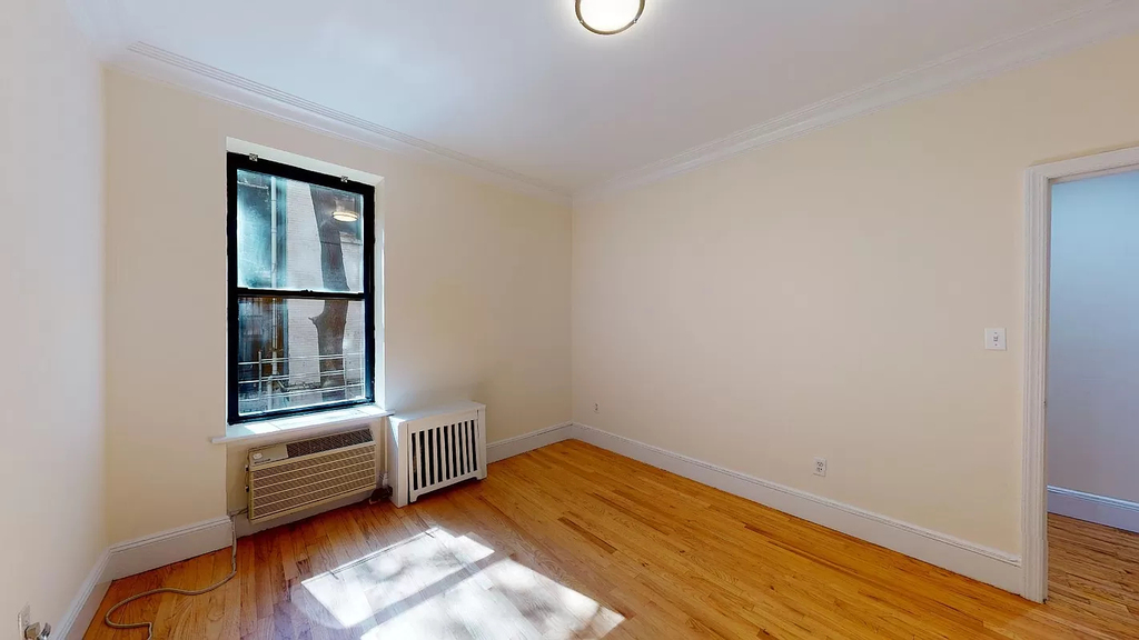 West 92nd St - Photo 14