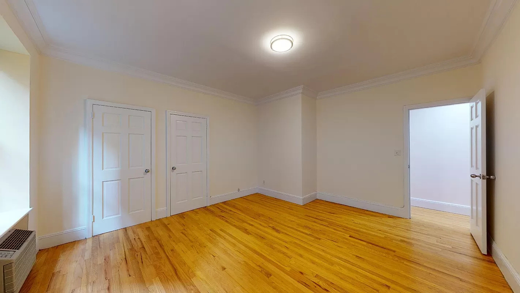 West 92nd St - Photo 5