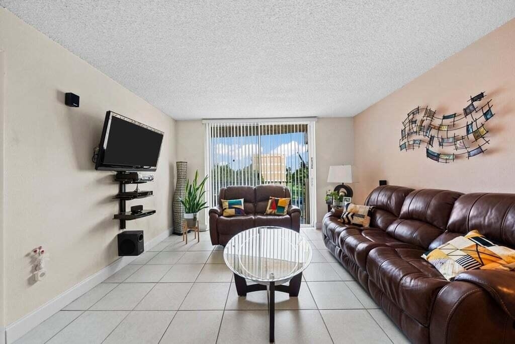 9310 Fountainbleau Boulevard - Photo 7