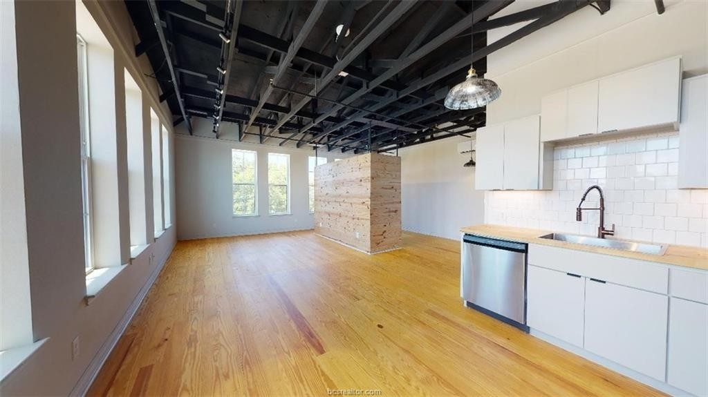 305 West 27th Street - Photo 1