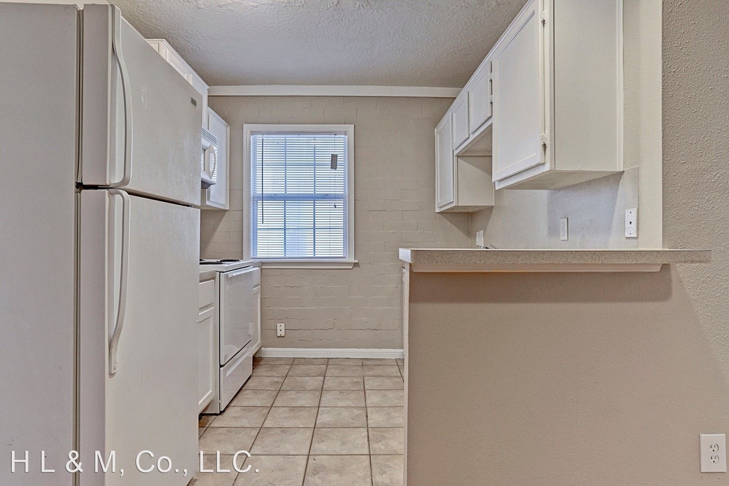 802 Stanford - Photo 2