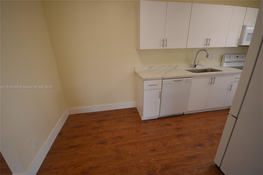 2753 Ne 28th St - Photo 5