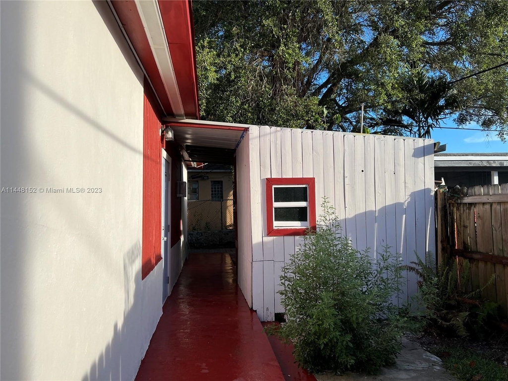 922 Nw 2nd St - Photo 6