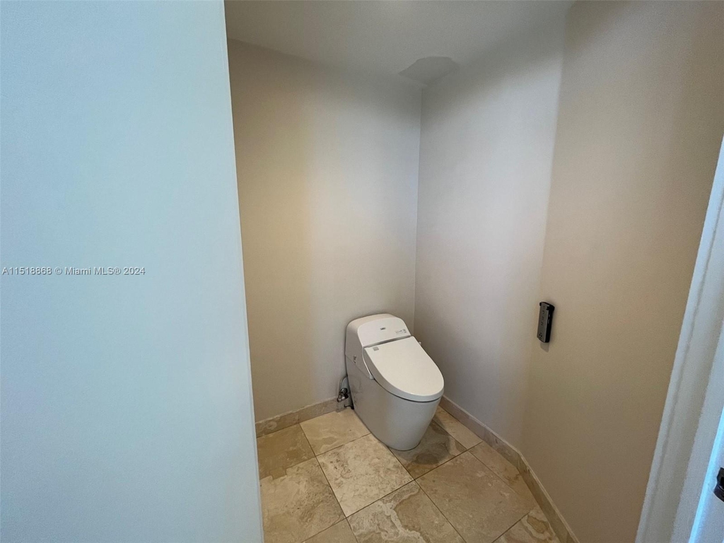 17555 Collins Ave - Photo 25