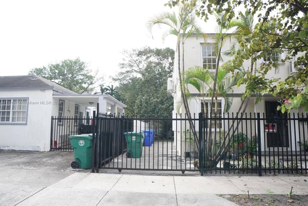 1040 Nw 28th St - Photo 3