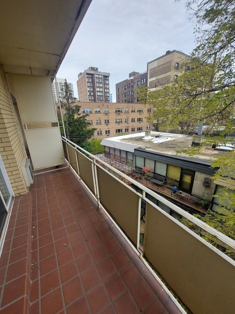 530 W Barry Avenue - Photo 13