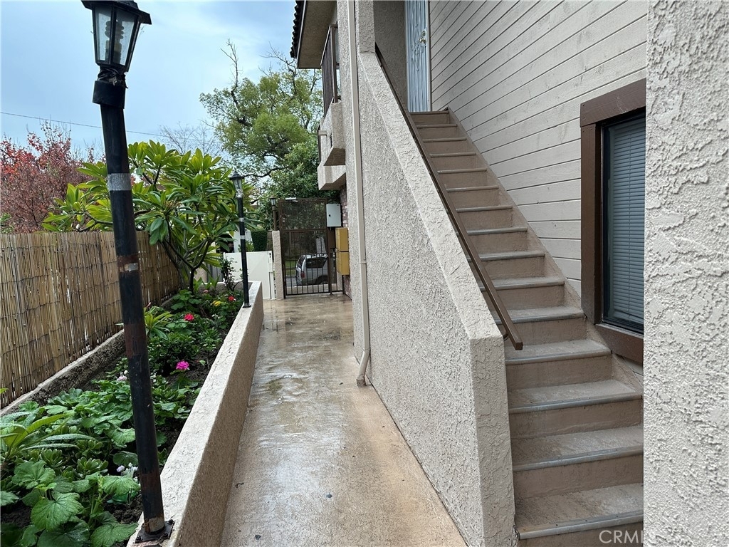 219 E Maple Street - Photo 3