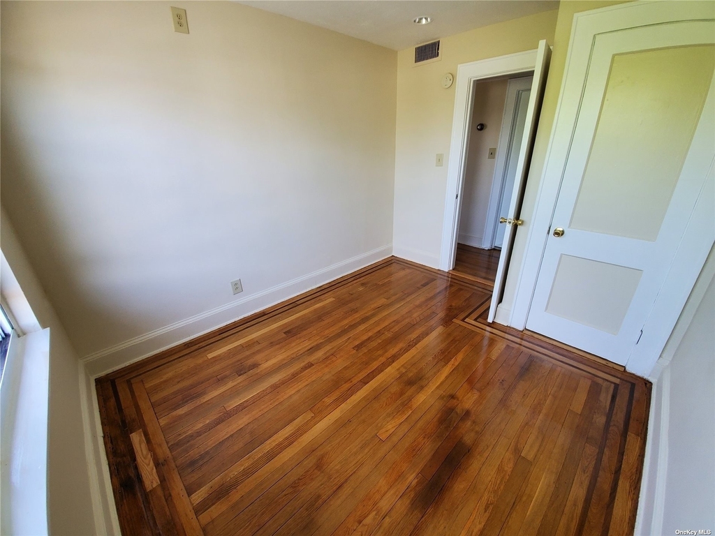 246 Mineola Boulevard - Photo 6