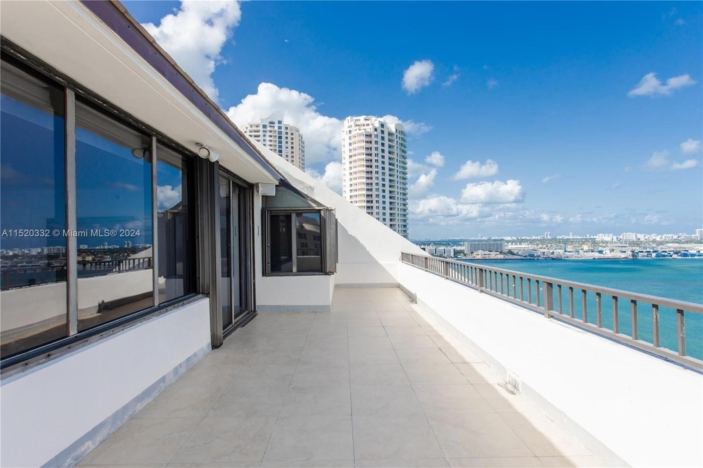 520 Brickell Key Dr - Photo 21