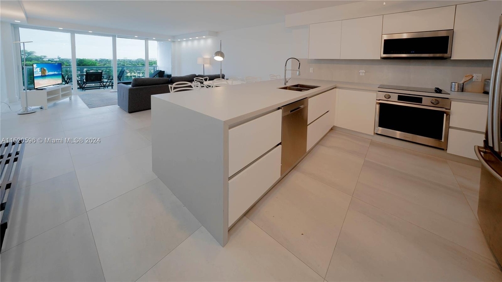 5700 Collins Ave - Photo 6