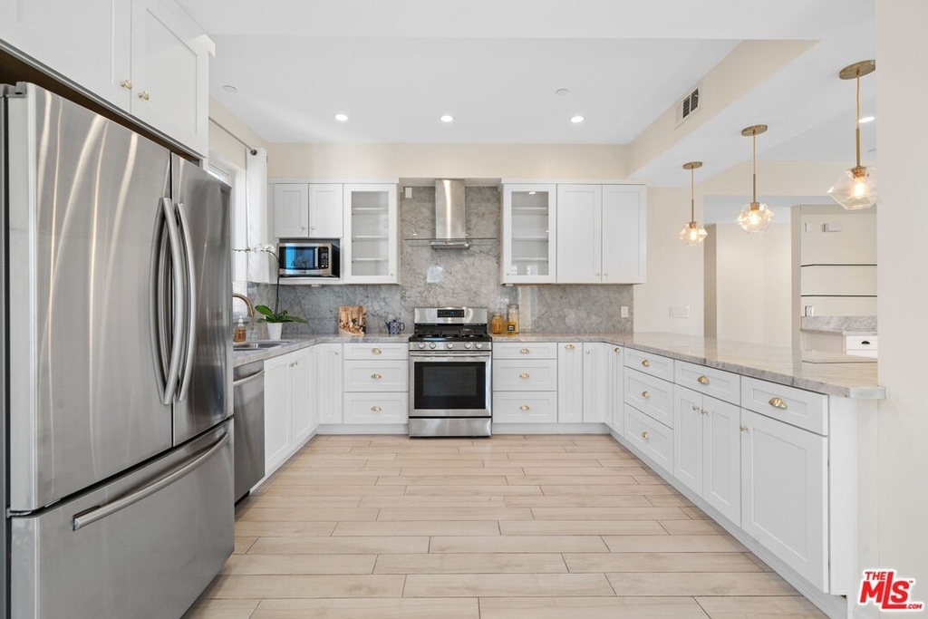 1654 Greenfield Ave - Photo 3