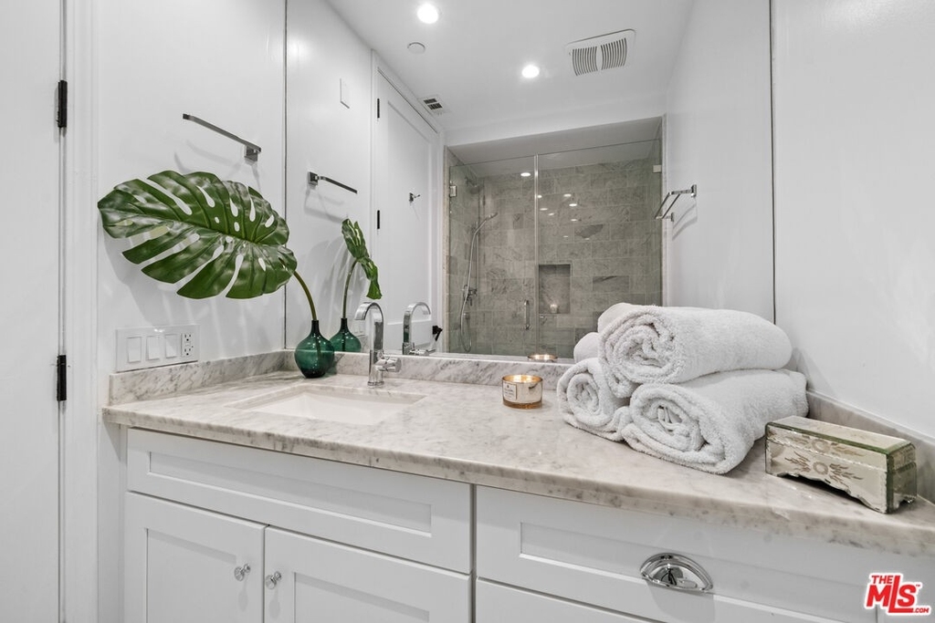 1654 Greenfield Ave - Photo 9