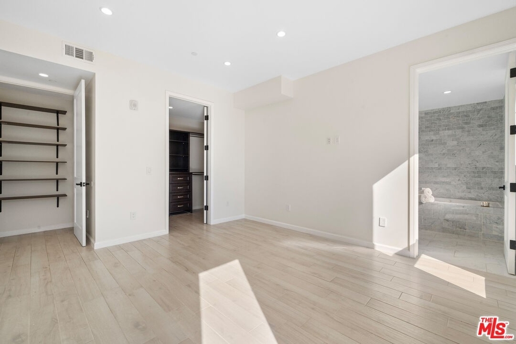 1654 Greenfield Ave - Photo 5