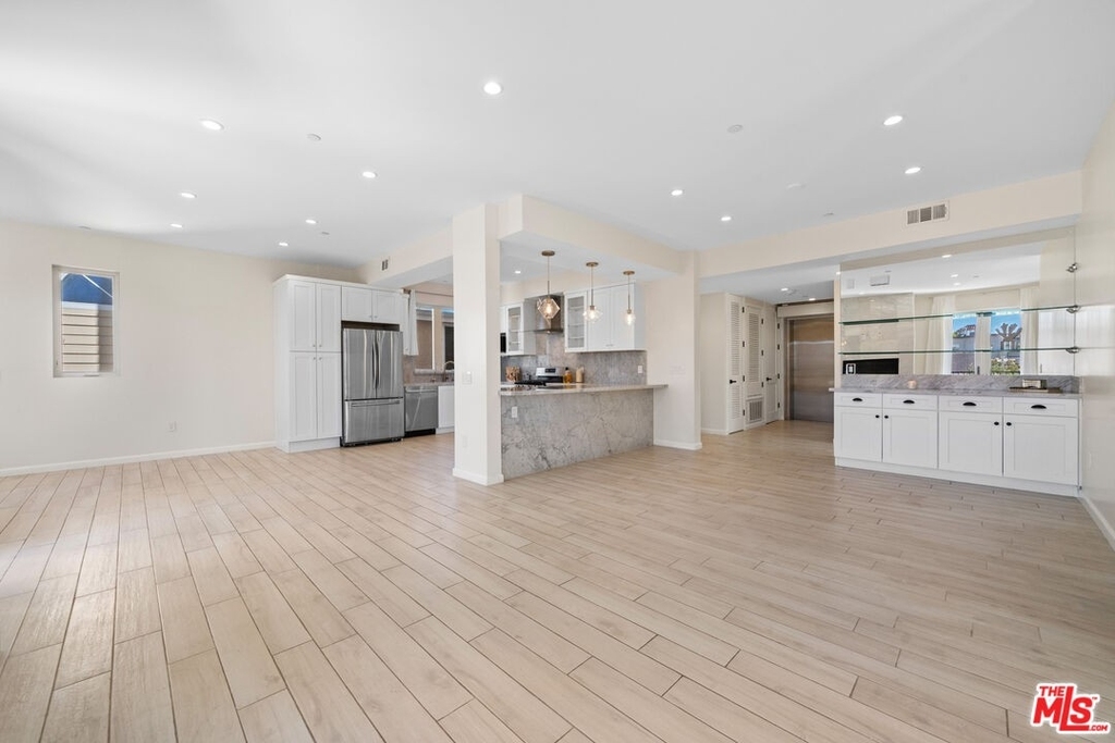 1654 Greenfield Ave - Photo 2