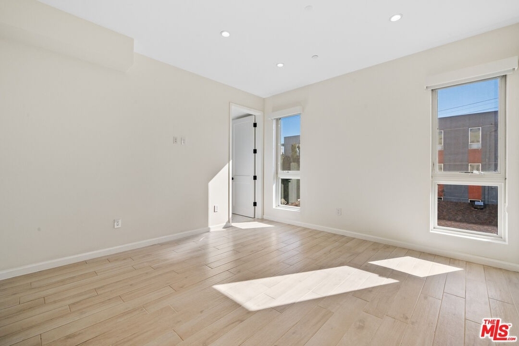 1654 Greenfield Ave - Photo 4