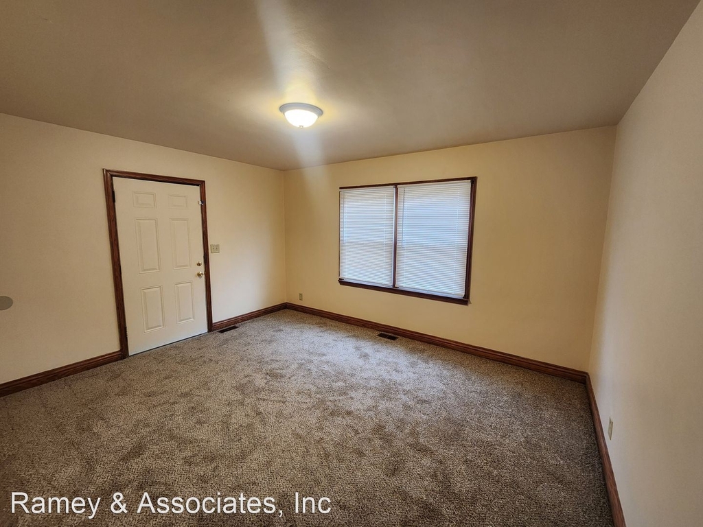 1108 Hathaway Ave - Photo 2