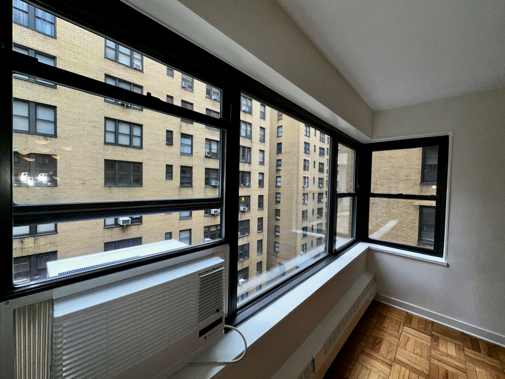 East 55th Street - Photo 0