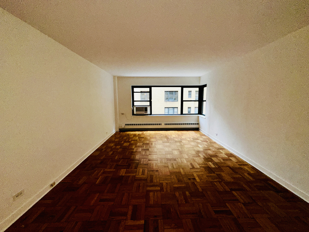 East 55th Street - Photo 1