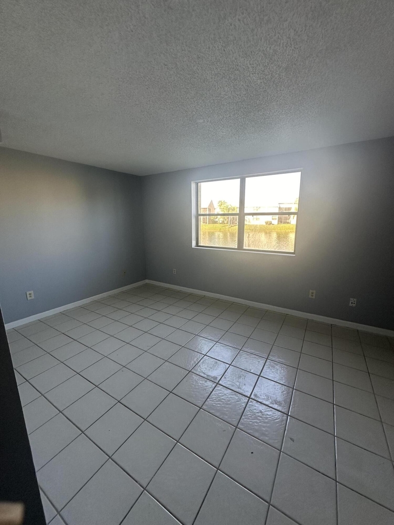 1080 N Franklin Avenue - Photo 28