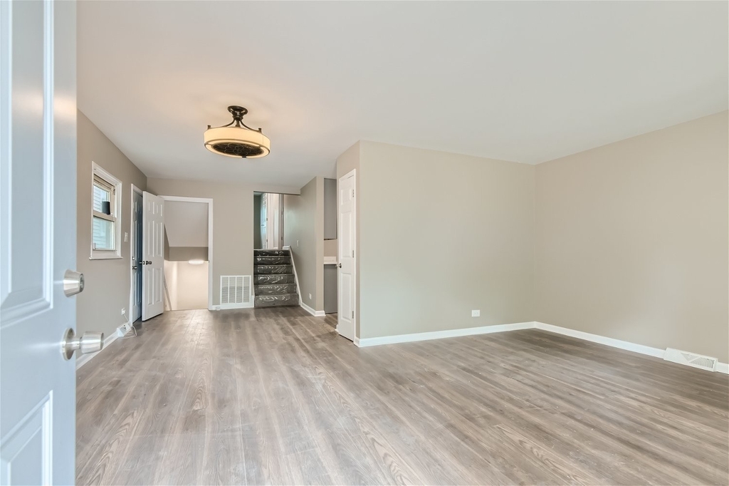 8355 S Kerfoot Avenue - Photo 2
