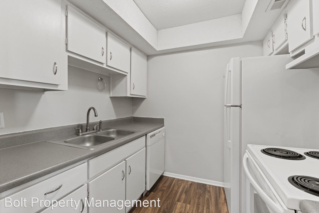 2413 Wade Hampton Blvd 864-244-0899 - Photo 1