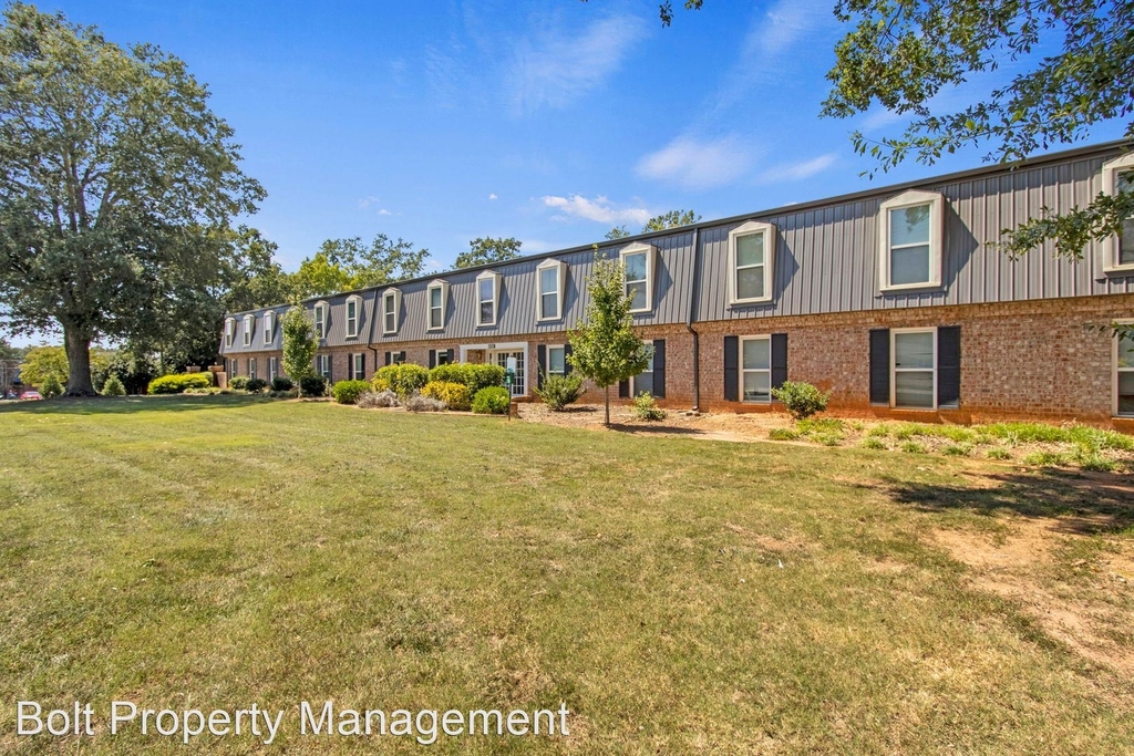 2413 Wade Hampton Blvd 864-244-0899 - Photo 10