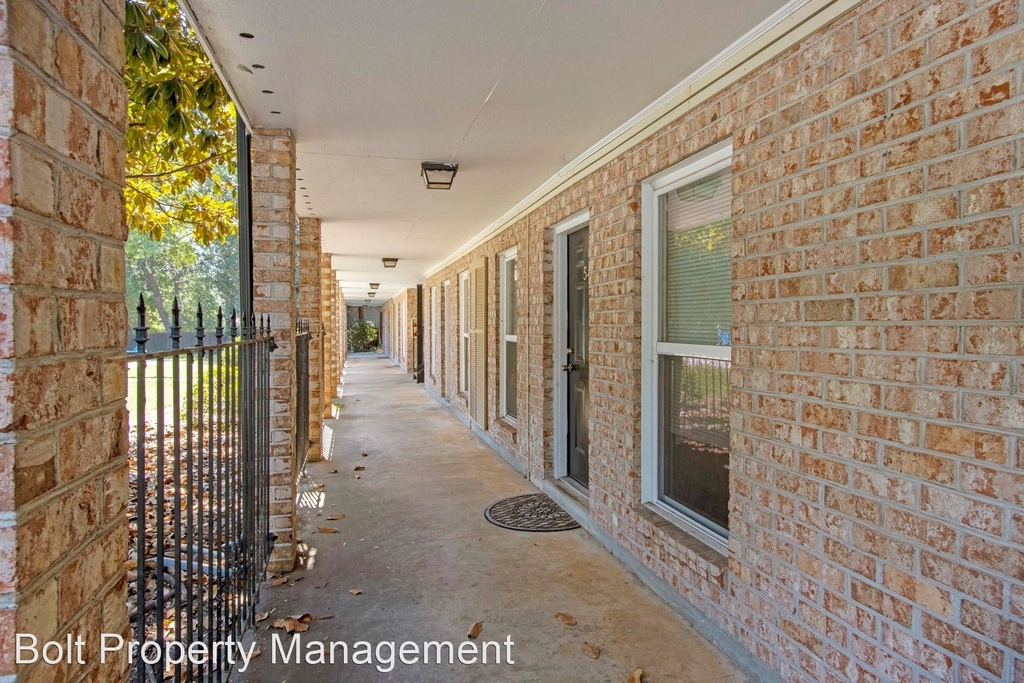 2413 Wade Hampton Blvd 864-244-0899 - Photo 7