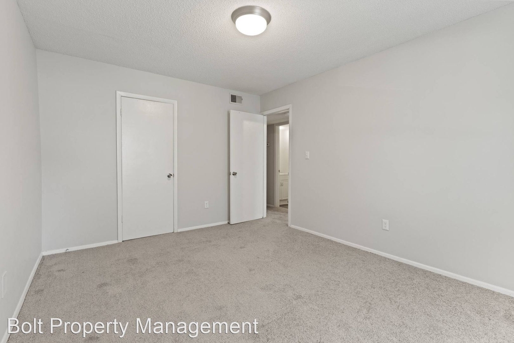2413 Wade Hampton Blvd 864-244-0899 - Photo 2
