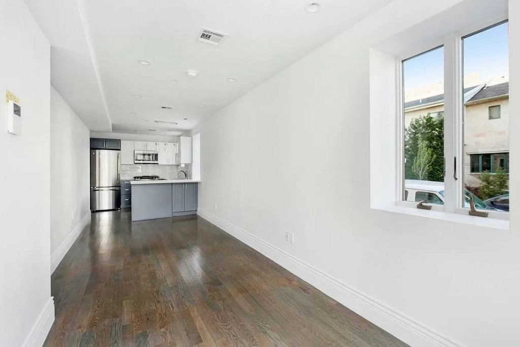 225 Avenue M - Photo 1