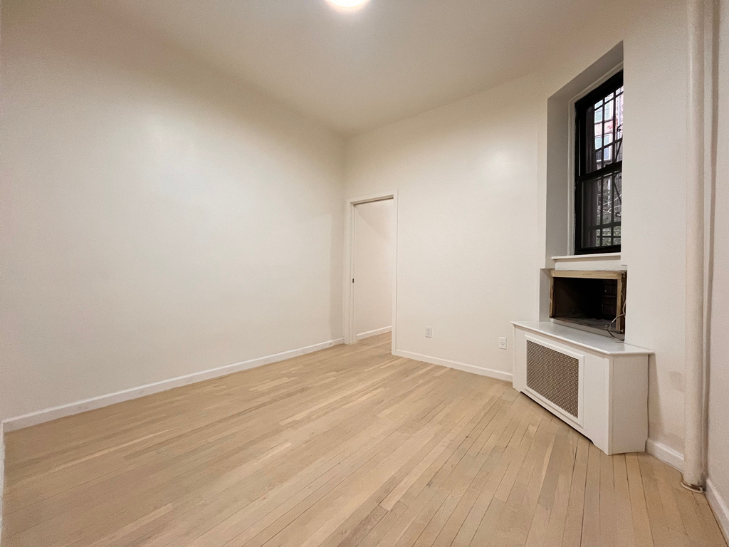 225 West 20th Street - Photo 2