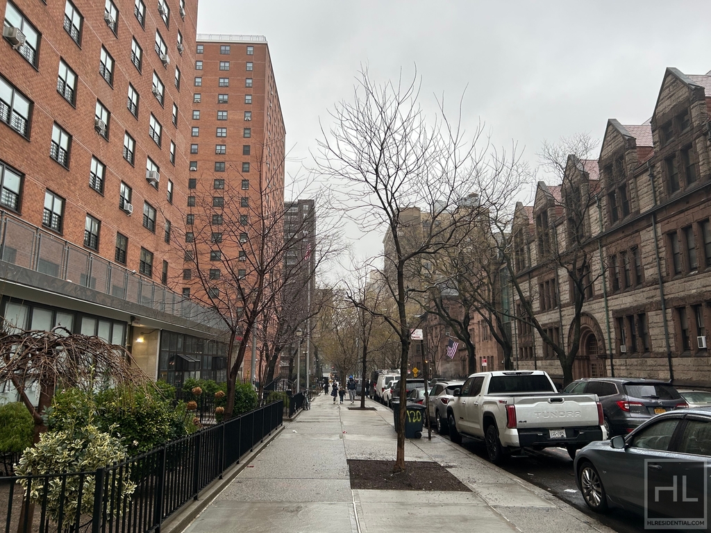 West 91st Street - Photo 4