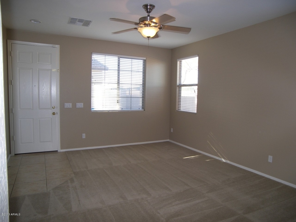 146 E Catclaw Street - Photo 2