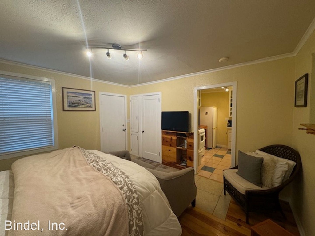 1033 Carson St - Photo 2