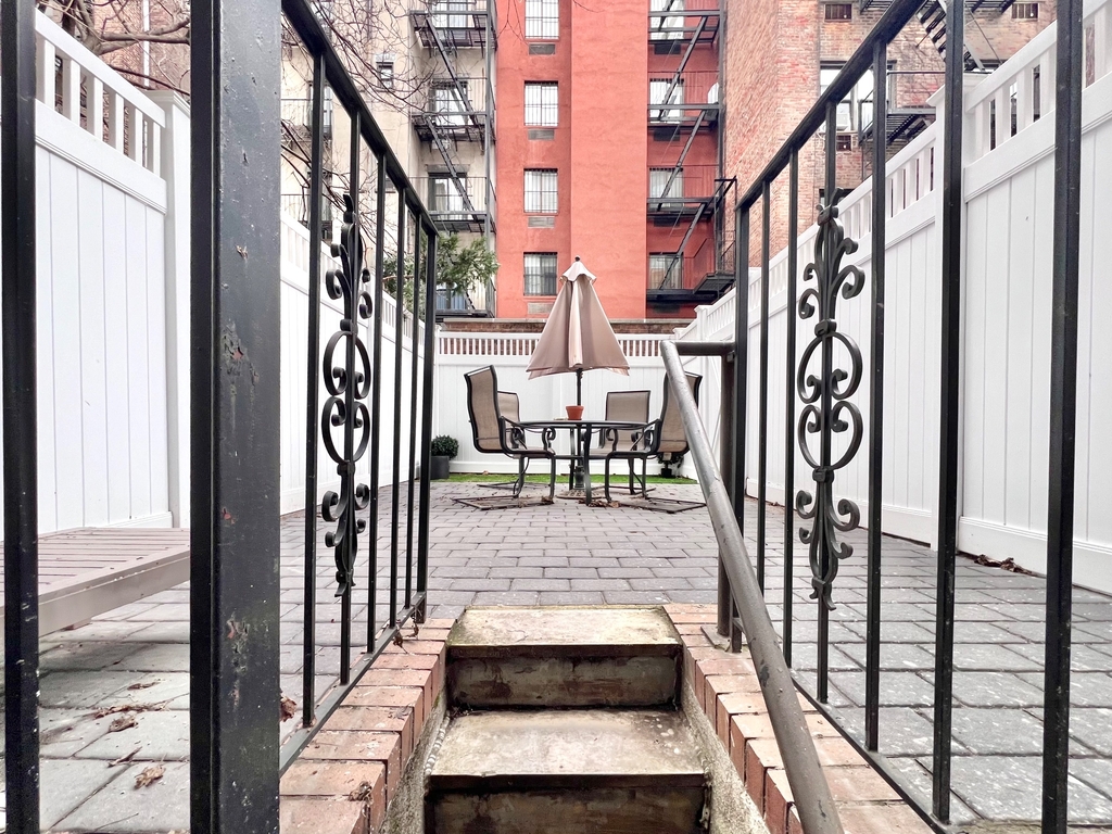 East 80th Street - Photo 12