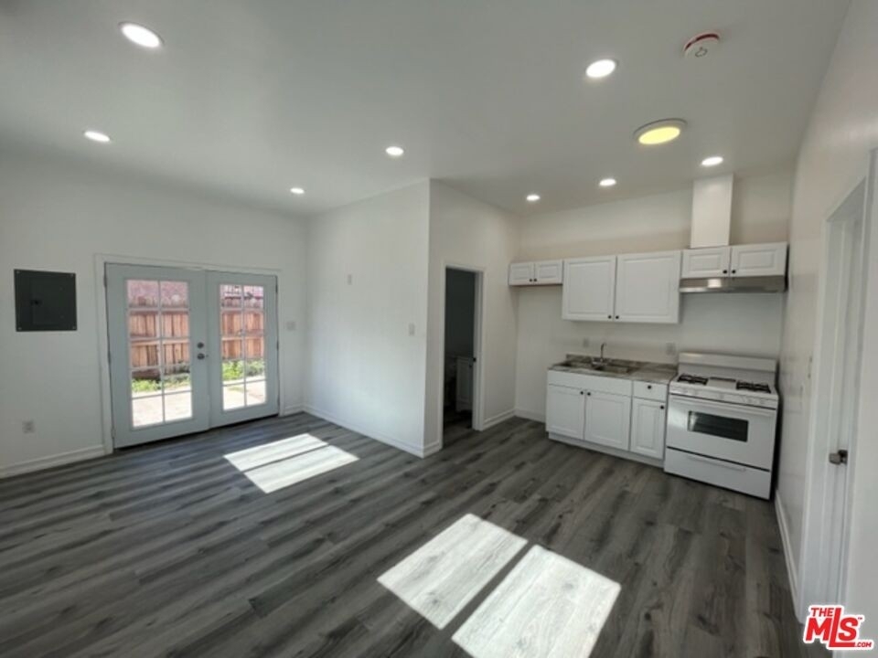 713 W 57th St - Photo 5