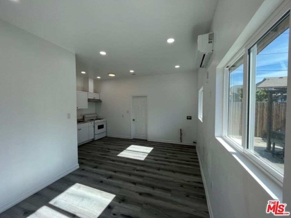 713 W 57th St - Photo 3