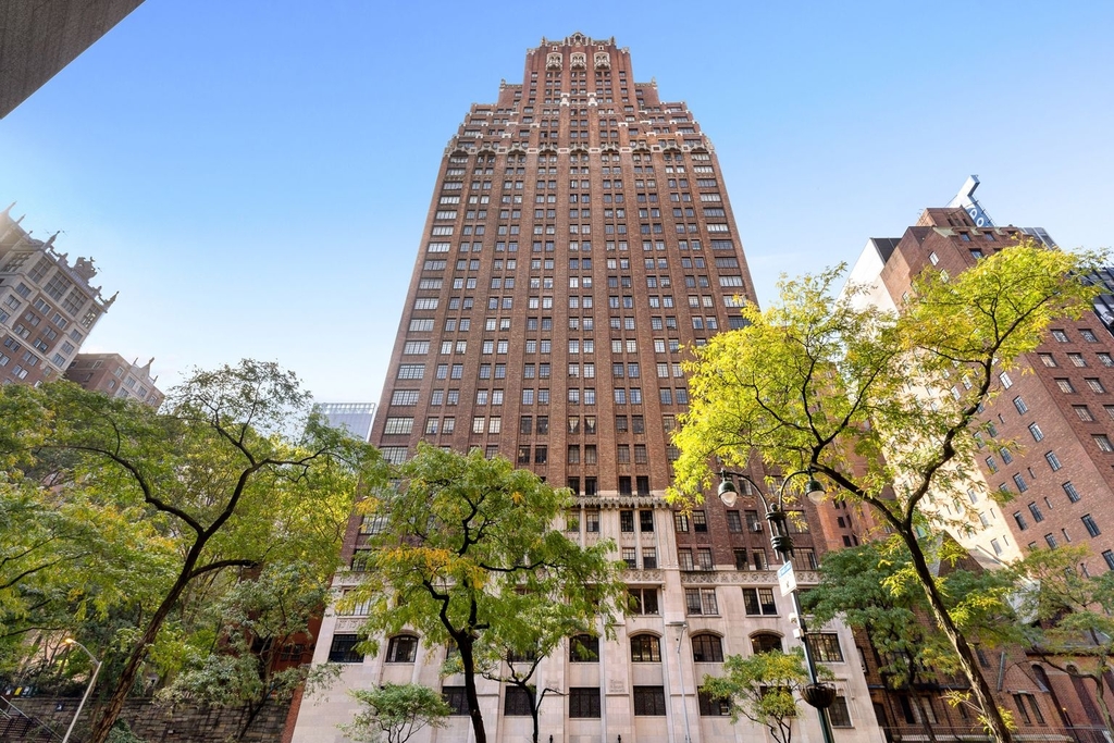 320 East 42nd Street - Photo 8