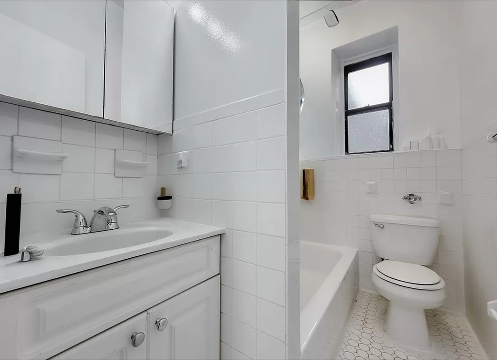 405 West 45th Street - Photo 5