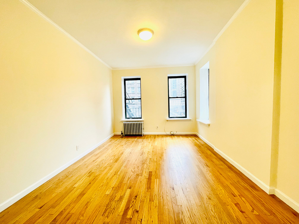 East 38th street - Photo 1