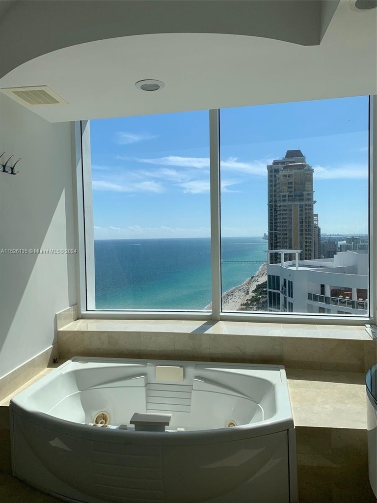 18101 Collins Ave - Photo 24