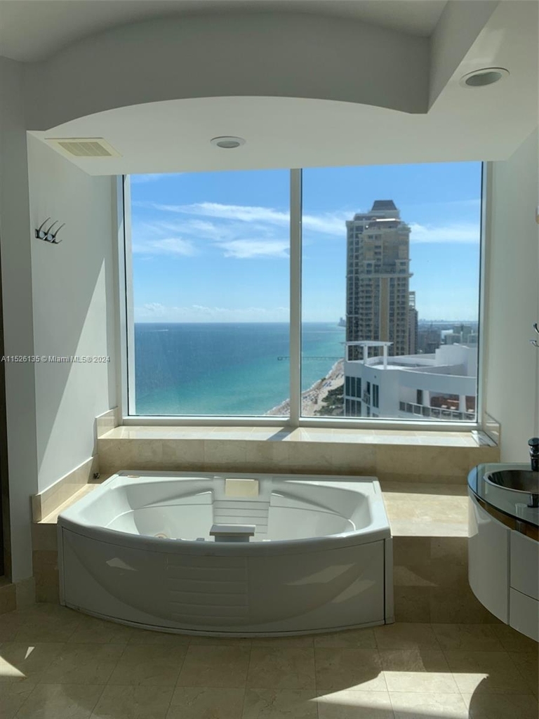 18101 Collins Ave - Photo 25